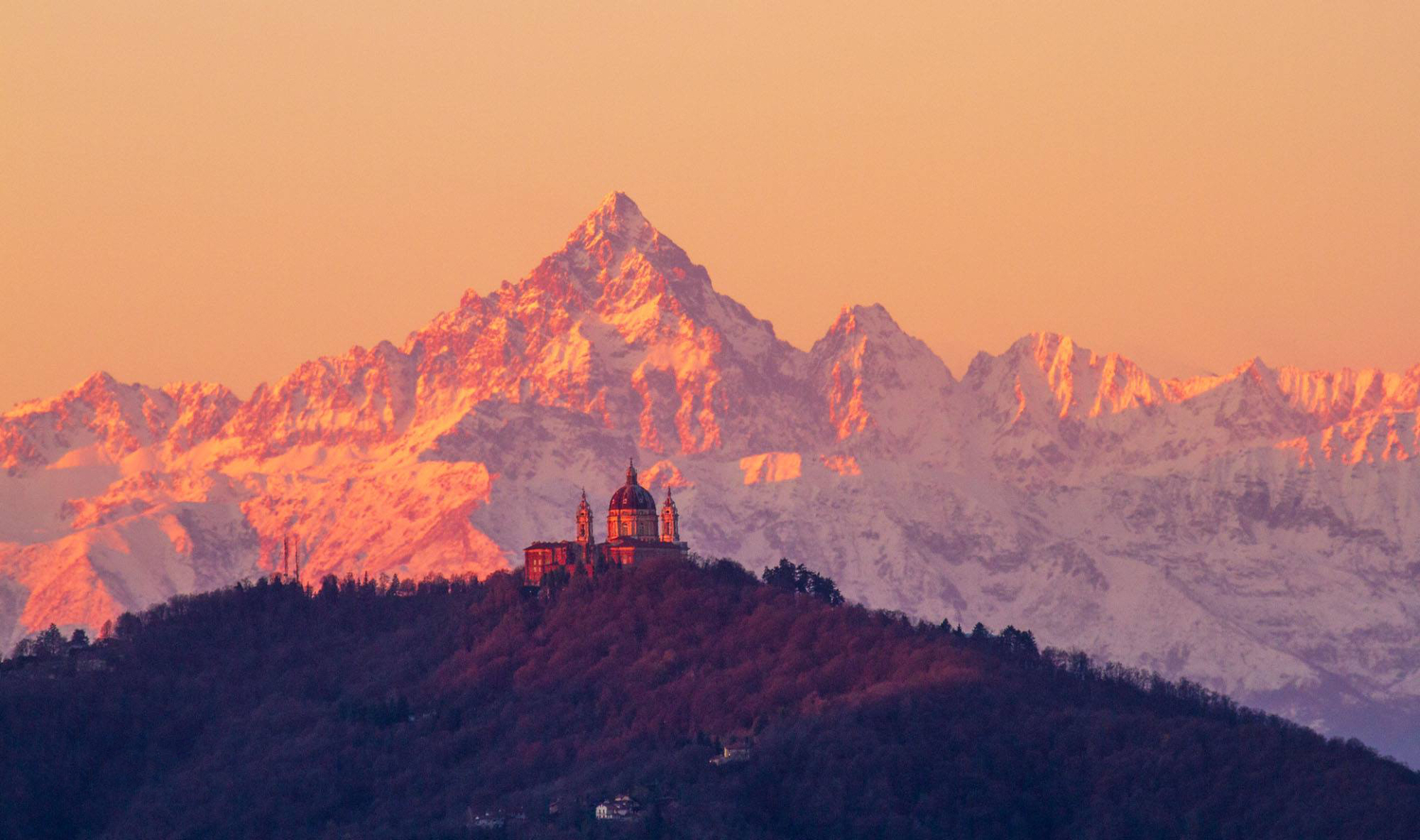 Superga con Monviso di sfondo.